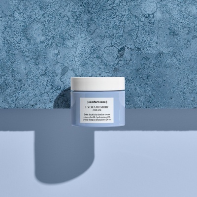 HYDRAMEMORY CREAM lifestyle 900x900